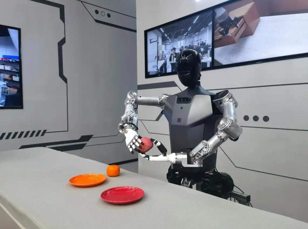 △2025年2月24日，北京“機器人大世界”展出的機器人正在完成日常家務。