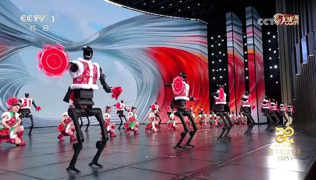 △今年春晚，宇樹科技人形機器人身穿東北特色的花棉襖扭秧歌，呈現(xiàn)出全新視覺效果。
