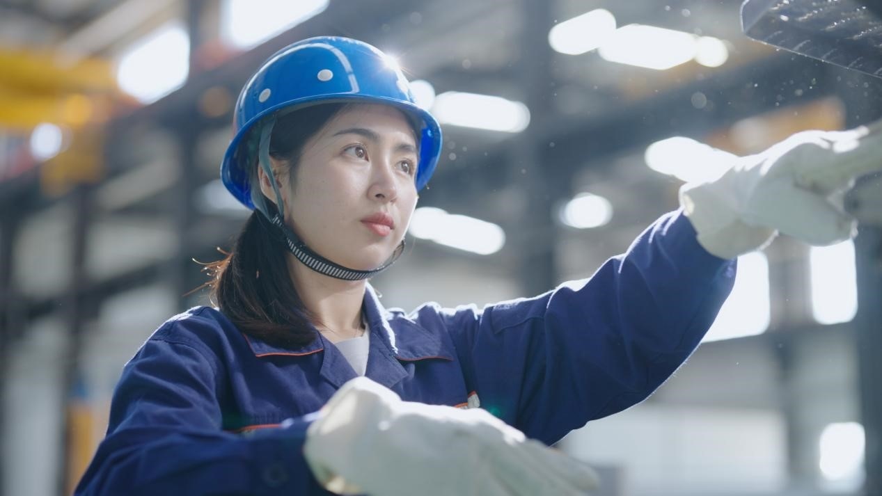 老中鐵路有限公司萬象運營管理中心機輛車間希達在工作中。老中鐵路有限公司供圖