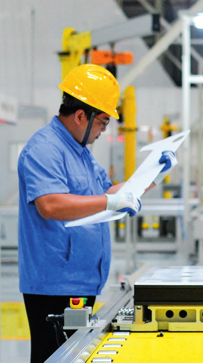 工人在位于廣東珠海的緯景儲能珠海“超G工廠”工作（2024年5月19日攝）。李任滋攝/本刊