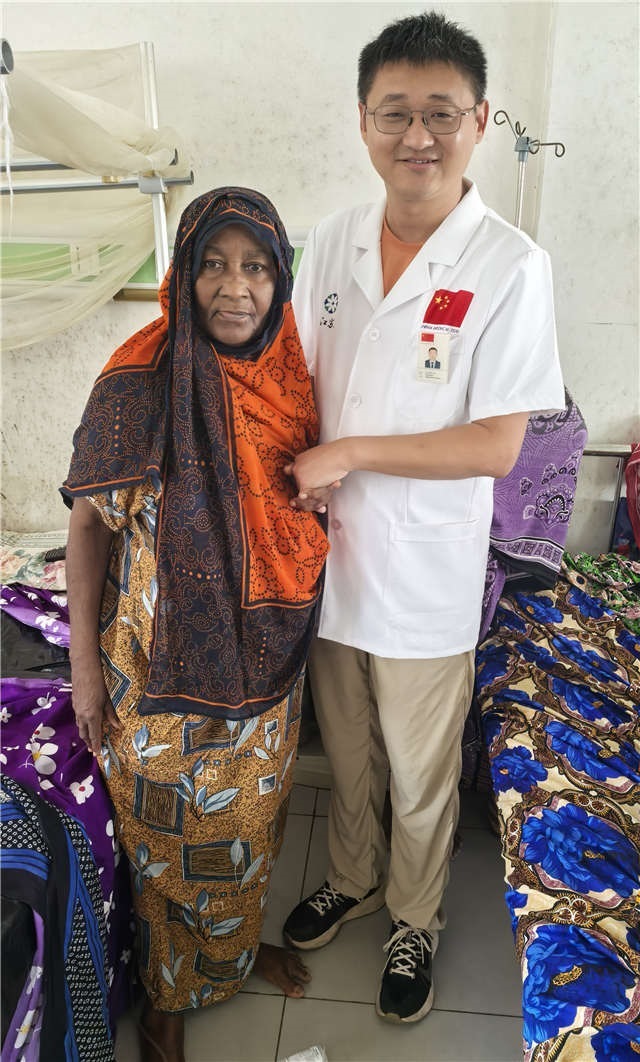 術(shù)后第二天患者即能站立。中國援桑醫(yī)療隊(duì)供圖