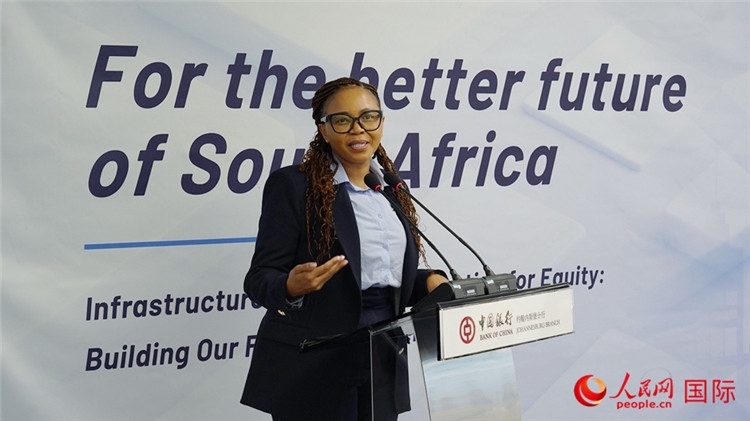 馬塞莫拉女士詳細介紹了南非政府在基礎(chǔ)設(shè)施建設(shè)方面的最新規(guī)劃和社會公益項目。人民網(wǎng) 劉暢攝