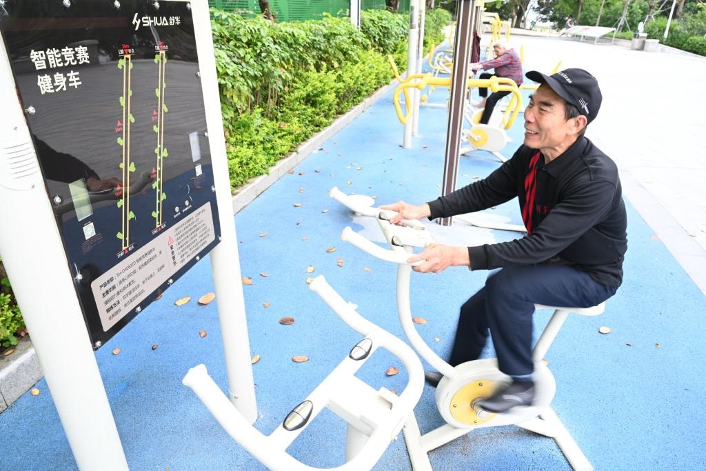 2023年4月24日，市民在福州市鼓樓區(qū)西河智慧體育公園使用智能競賽健身車。新華社記者 林善傳 攝