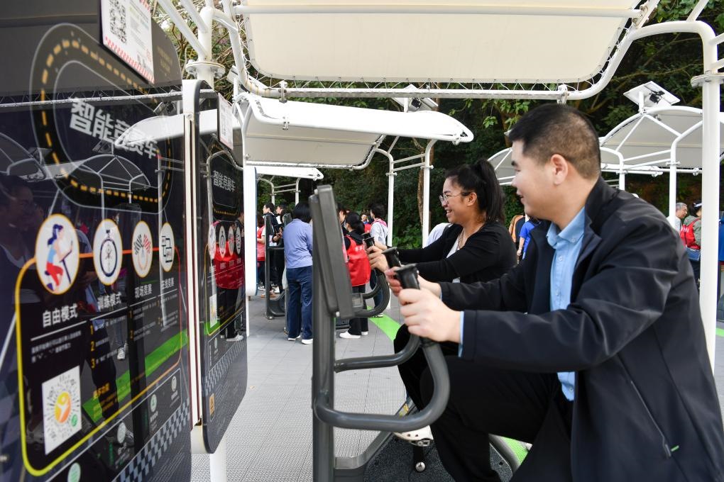 2024年1月20日，市民在蓮花山公園西區(qū)室外智能健身房參加競賽活動。當日，深圳市室外智能健身競賽活動舉行。新華社記者 梁旭 攝