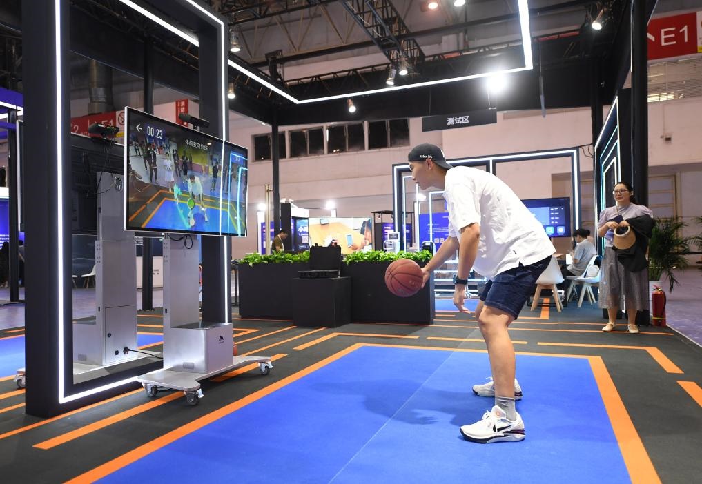 2023年8月25日，在HICOOL2023全球創(chuàng)業(yè)者峰會展覽展示區(qū)，觀眾體驗AI智慧體育運動系統(tǒng)。當日，HICOOL2023全球創(chuàng)業(yè)者峰會在位于北京市順義區(qū)的中國國際展覽中心（新館）開幕。新華社記者 任超 攝
