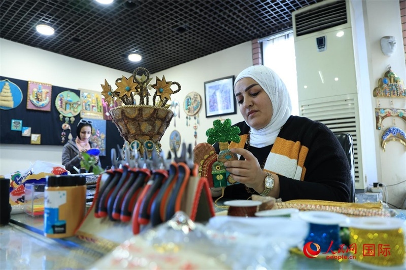 設(shè)計師娜達在制作巴比倫時期飾品。人民網(wǎng)伊納斯·易卜拉欣攝