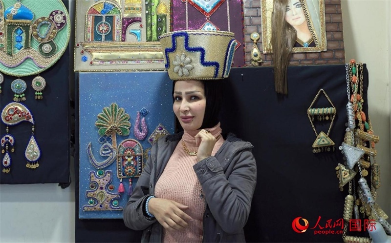 設(shè)計師展示亞述國王同款王冠。人民網(wǎng)伊納斯·易卜拉欣攝