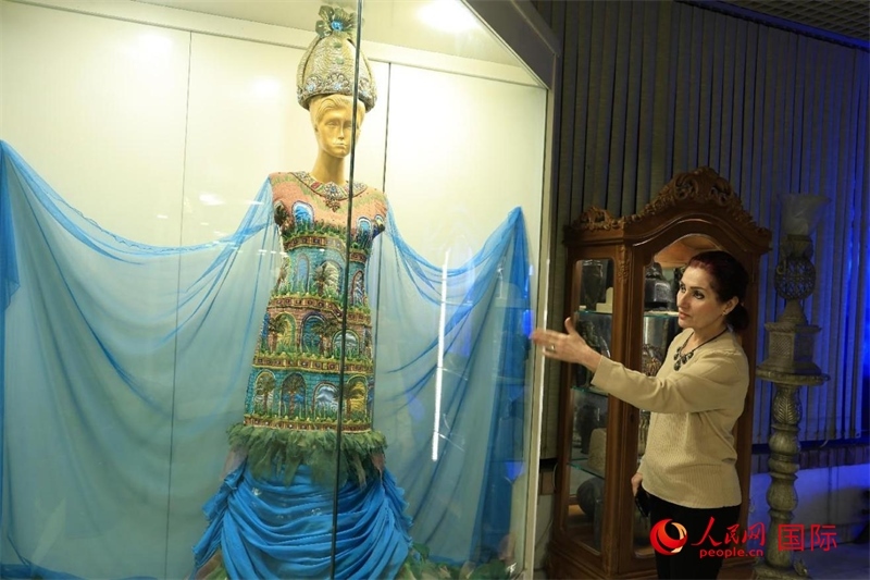 設(shè)計師展示服飾。人民網(wǎng)伊納斯·易卜拉欣攝