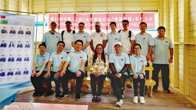 圭亞那印第安人事務(wù)部部長蘇凱（前排右三）在啟動(dòng)儀式上和中國醫(yī)療隊(duì)隊(duì)員合影。第二十期中國援圭亞那醫(yī)療隊(duì)供圖