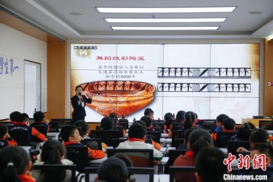 圖為學(xué)生在“國(guó)寶音樂(lè)會(huì)”社教課中了解舞蹈紋彩陶盆。中新社記者 馬銘言 攝