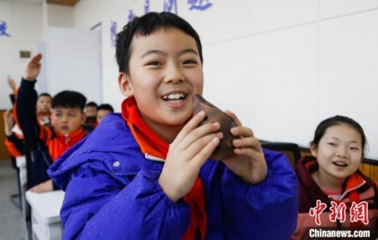 圖為學(xué)生在“國(guó)寶音樂(lè)會(huì)”社教課中體驗(yàn)吹陶塤。中新社記者 馬銘言 攝