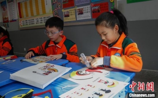 圖為學(xué)生參與“土族娃娃布貼畫(huà)”社教課。中新社記者 馬銘言 攝