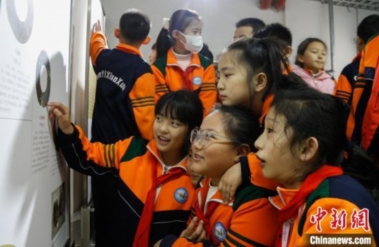 圖為學(xué)生參觀(guān)青海省博物館“1+3”主題流動(dòng)展覽，了解在青海喇家遺址出土的齊家文化 · 玉三璜聯(lián)璧。中新社記者 馬銘言 攝