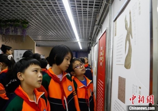 圖為學(xué)生參觀(guān)青海省博物館“1+3”主題流動(dòng)展覽，了解木舞俑。中新社記者 馬銘言 攝