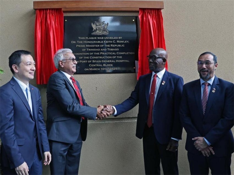 特多總理基思·羅利（右二）等特方政要、中國駐特多使館臨時代辦楊晗（左一）等出席西班牙港總醫(yī)院項目揭幕儀式。中國鐵建（加勒比）有限公司供圖