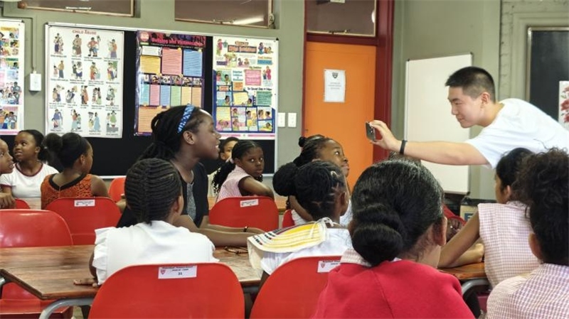 南非學(xué)生現(xiàn)場提問。