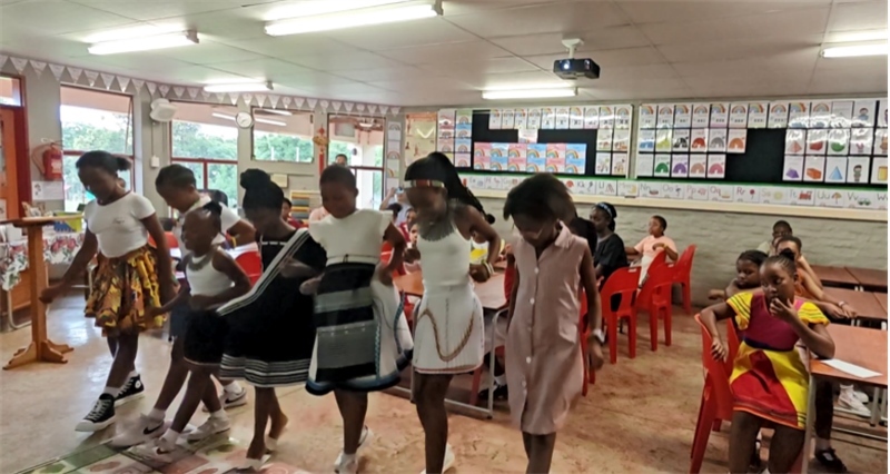 南非學(xué)生表演非洲歌舞，