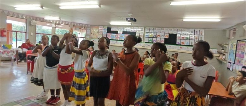 南非學(xué)生展示民族服飾，合唱《聽我說謝謝你》。