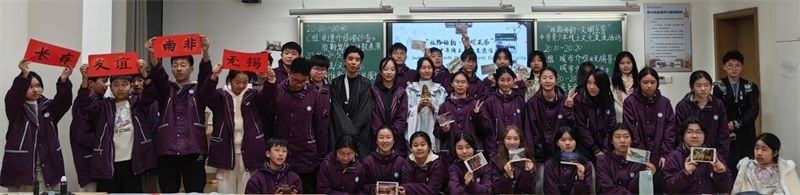 中南學(xué)生合影留念。