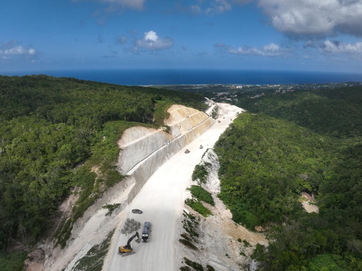 圖為中企承建的牙買加蒙特哥貝繞城路項(xiàng)目基層試驗(yàn)段正在進(jìn)行攤鋪和碾壓施工，相關(guān)施工工作已于近日順利完成。中國(guó)港灣美洲區(qū)域公司供圖