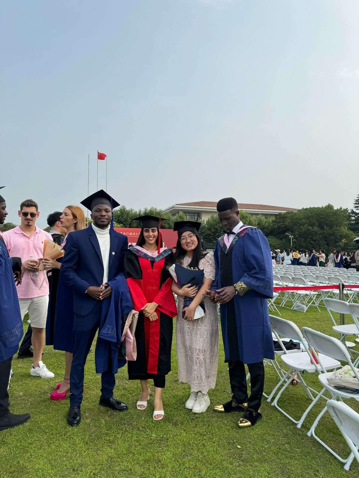 卡友琪（右三）在中國獲得學(xué)位后與同學(xué)合影。受訪者供圖