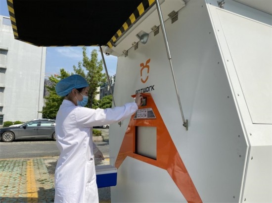 醫(yī)院接收無人機(jī)送來的醫(yī)療樣本。受訪者供圖