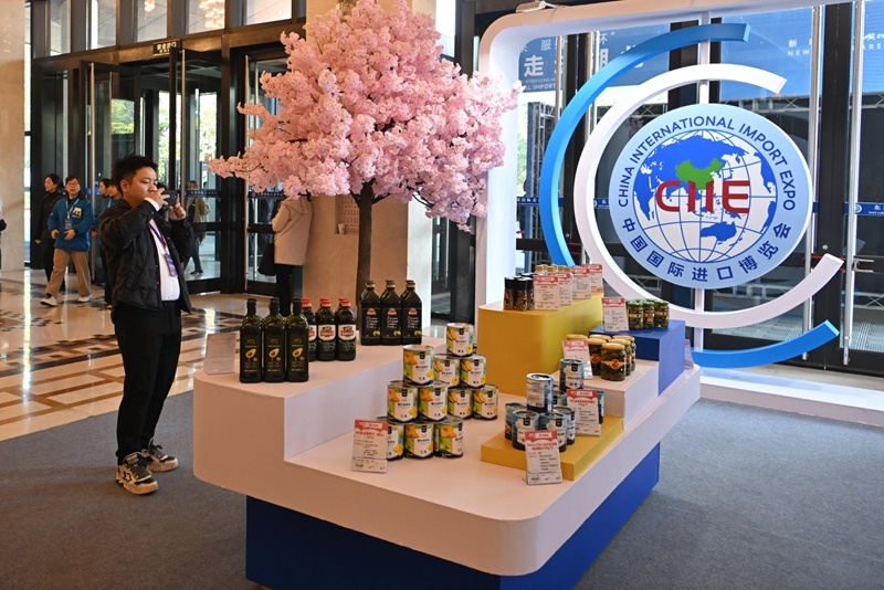 參會(huì)嘉賓在“進(jìn)博會(huì)走進(jìn)湖北”活動(dòng)主題推介會(huì)展區(qū)拍攝。人民網(wǎng)記者 翁奇羽攝