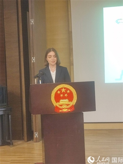 意方學(xué)生代表白綺花發(fā)言。人民網(wǎng)記者 鄭彬攝