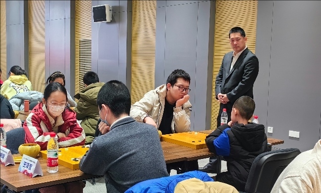常昊觀戰(zhàn)年輕棋手們比賽。人民網(wǎng)記者 李乃妍攝