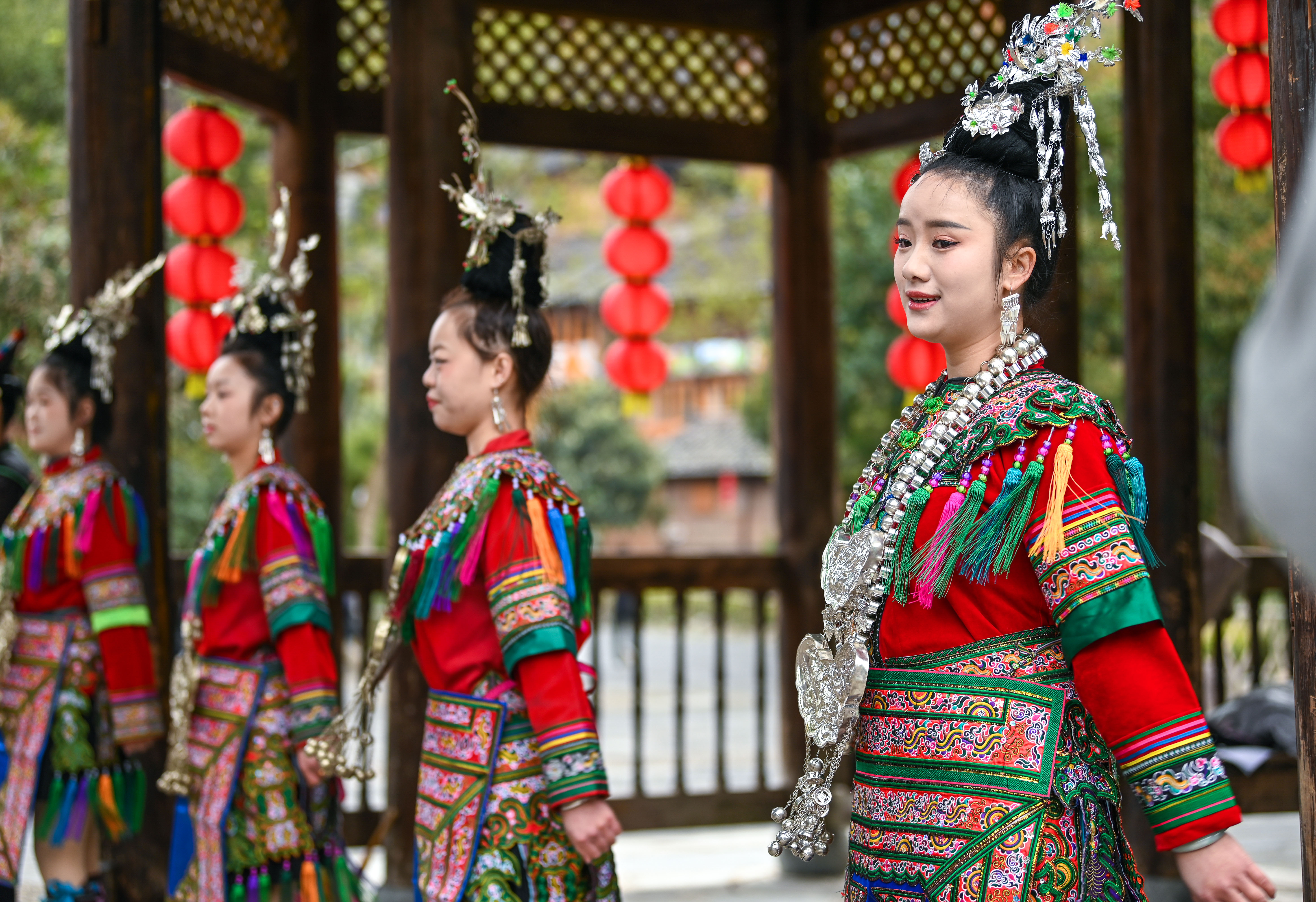  2025年3月18日，侗族群眾在貴州省黎平縣肇興侗寨給游客演唱侗族大歌。