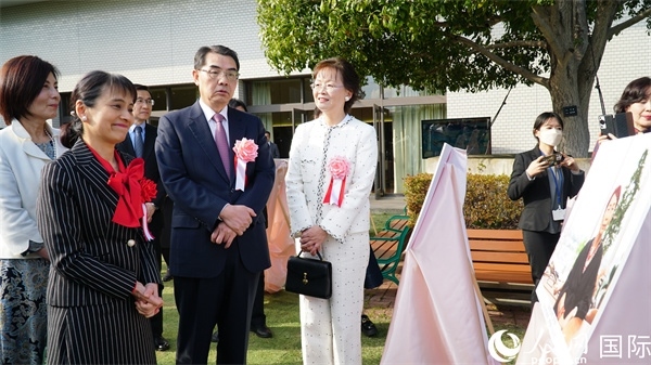 共同觀看女性成就圖片展。人民網(wǎng) 蔣曉辰攝