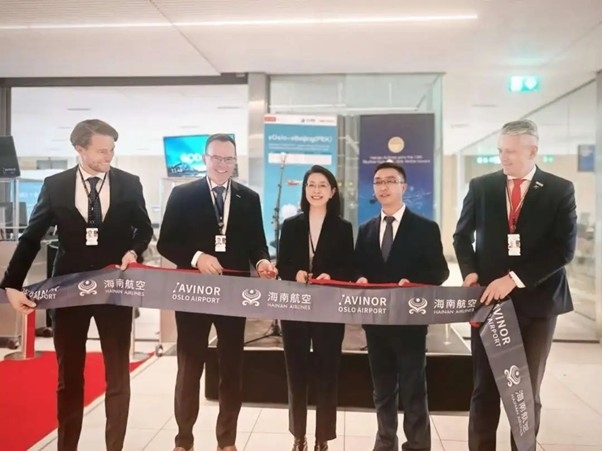 中國駐挪威大使侯悅（中）出席海航奧斯陸—北京直航開航儀式。中國駐挪威大使館供圖