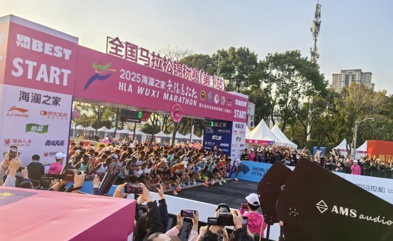 參賽選手沖出起跑線。 人民網(wǎng)記者 楊磊攝