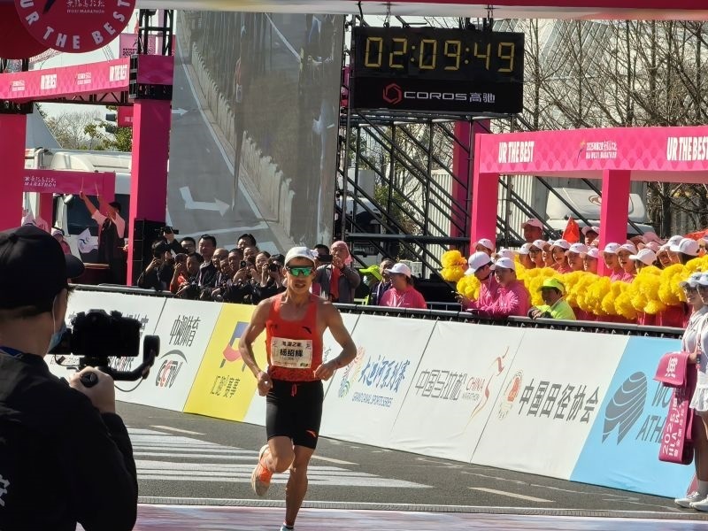 楊紹輝通過比賽終點(diǎn)。 人民網(wǎng)記者 楊磊攝