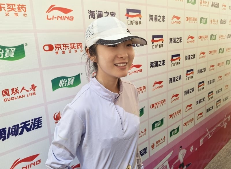 徐冰潔賽后接受采訪。 人民網(wǎng)記者 楊磊攝