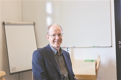 德國物理學(xué)會(huì)主席、雷根斯堡大學(xué)凝聚態(tài)物理學(xué)家克勞斯·里希特教授。駐德國記者 李山攝