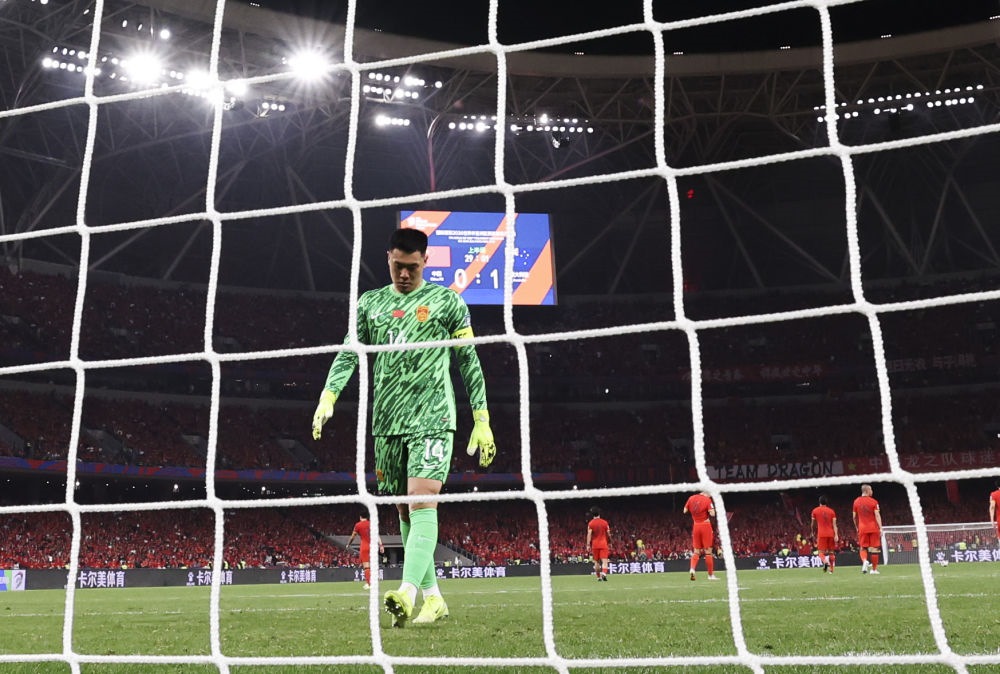 3月25日，中國(guó)隊(duì)守門員王大雷在球隊(duì)丟球后。新華社記者 曹燦 攝