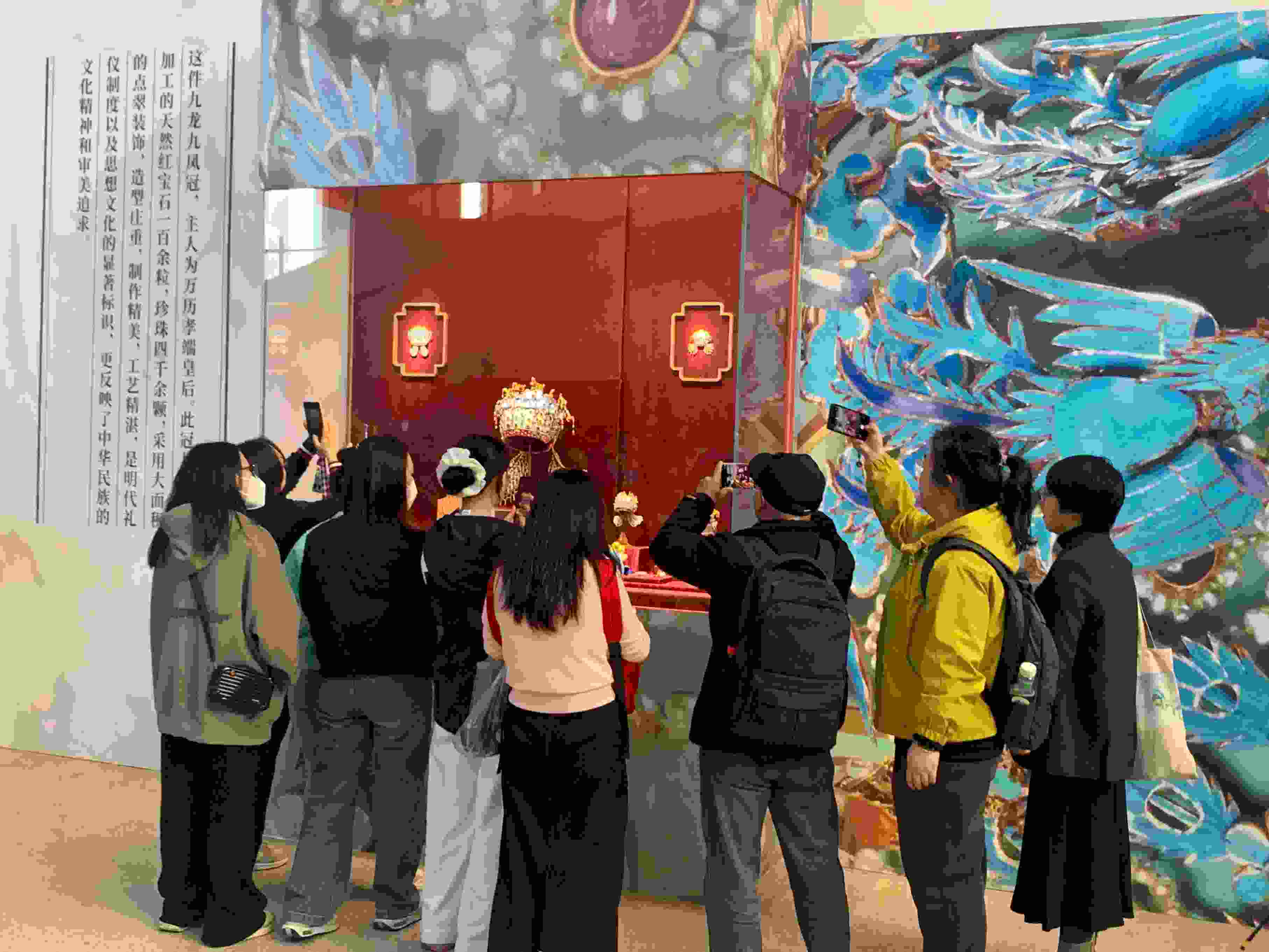 觀眾參觀國博鳳冠系列文創(chuàng)產(chǎn)品。人民網(wǎng)記者 劉穎穎攝