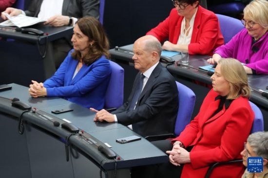 3月25日，在德國柏林，朔爾茨（中）出席新一屆德國聯(lián)邦議院首次全體會(huì)議。新華社記者 杜哲宇 攝