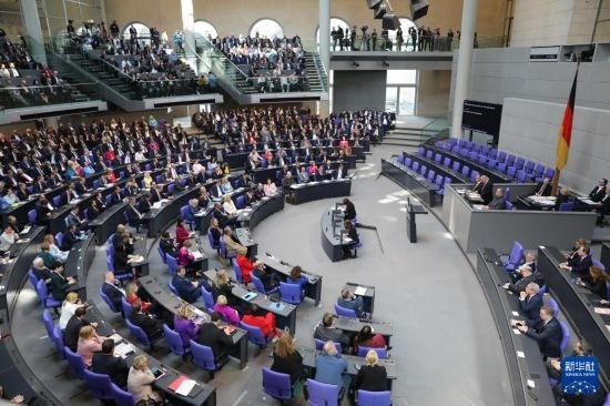 3月25日，在德國柏林，新一屆德國聯(lián)邦議院成立并召開首次全體會(huì)議。新華社記者 杜哲宇 攝