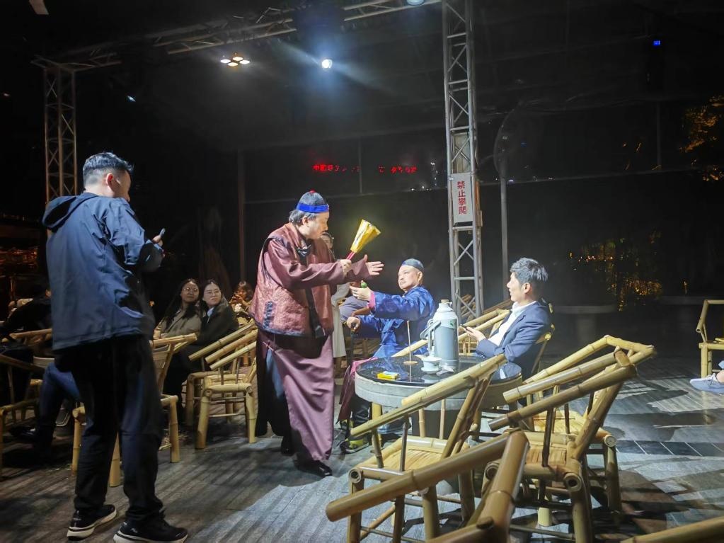 3月24日，《鶴鳴傳奇》在四川省成都市人民公園鶴鳴茶社演出。新華社記者 張海磊 攝