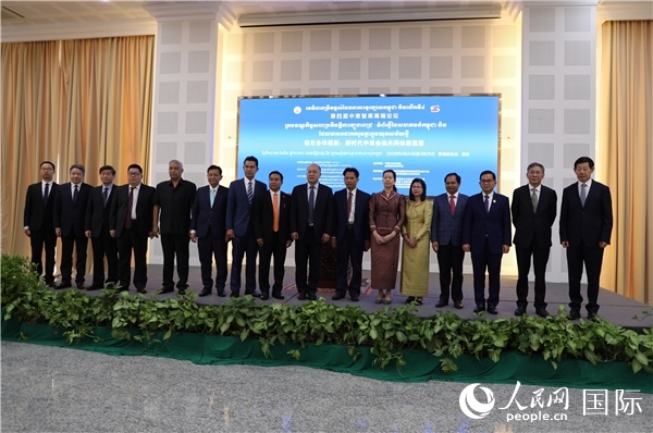 嘉賓合影。人民網(wǎng)記者 簡(jiǎn)承淵攝