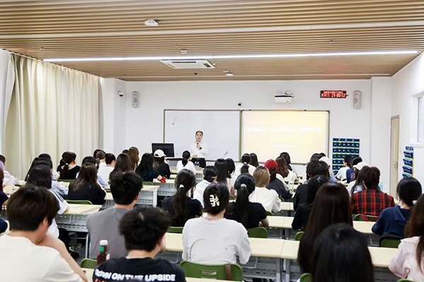 深圳職業(yè)技術(shù)大學黨委副書記、校長許建領(lǐng)為學生授課。學校供圖