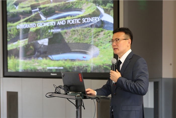 李興鋼院士做題為《勝景幾何》的主旨報告?；顒又鬓k方供圖