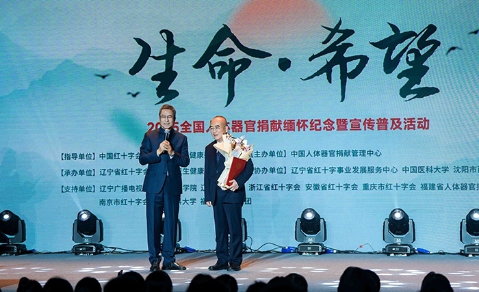 中國紅十字會副會長白巖松在現(xiàn)場采訪“人民英雄”張定宇教授。主辦方供圖