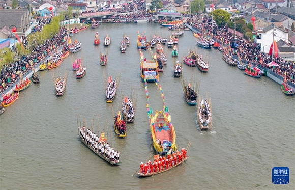 ?4月4日，選手在參加茅山會(huì)船盛會(huì)（ 無人機(jī)照片）。?新華社發(fā)（顧繼紅 攝）