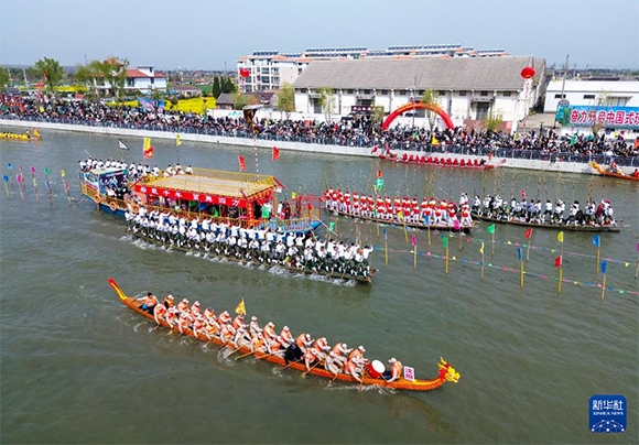 4月4日， 選手在參加茅山會(huì)船盛會(huì)（無人機(jī)照片）。新華社發(fā)（顧繼紅 攝）