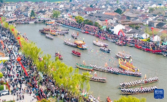 4月4日，選手在參加茅山會(huì)船盛會(huì)（無人機(jī)照片）。?新華社發(fā)（周社根 攝）