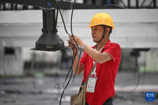 4月4日，工作人員在海南國際會展中心內布設燈光。