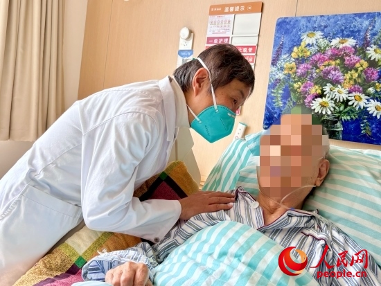 秦苑查房時詢問患者情況。人民網(wǎng) 陳葉欣攝